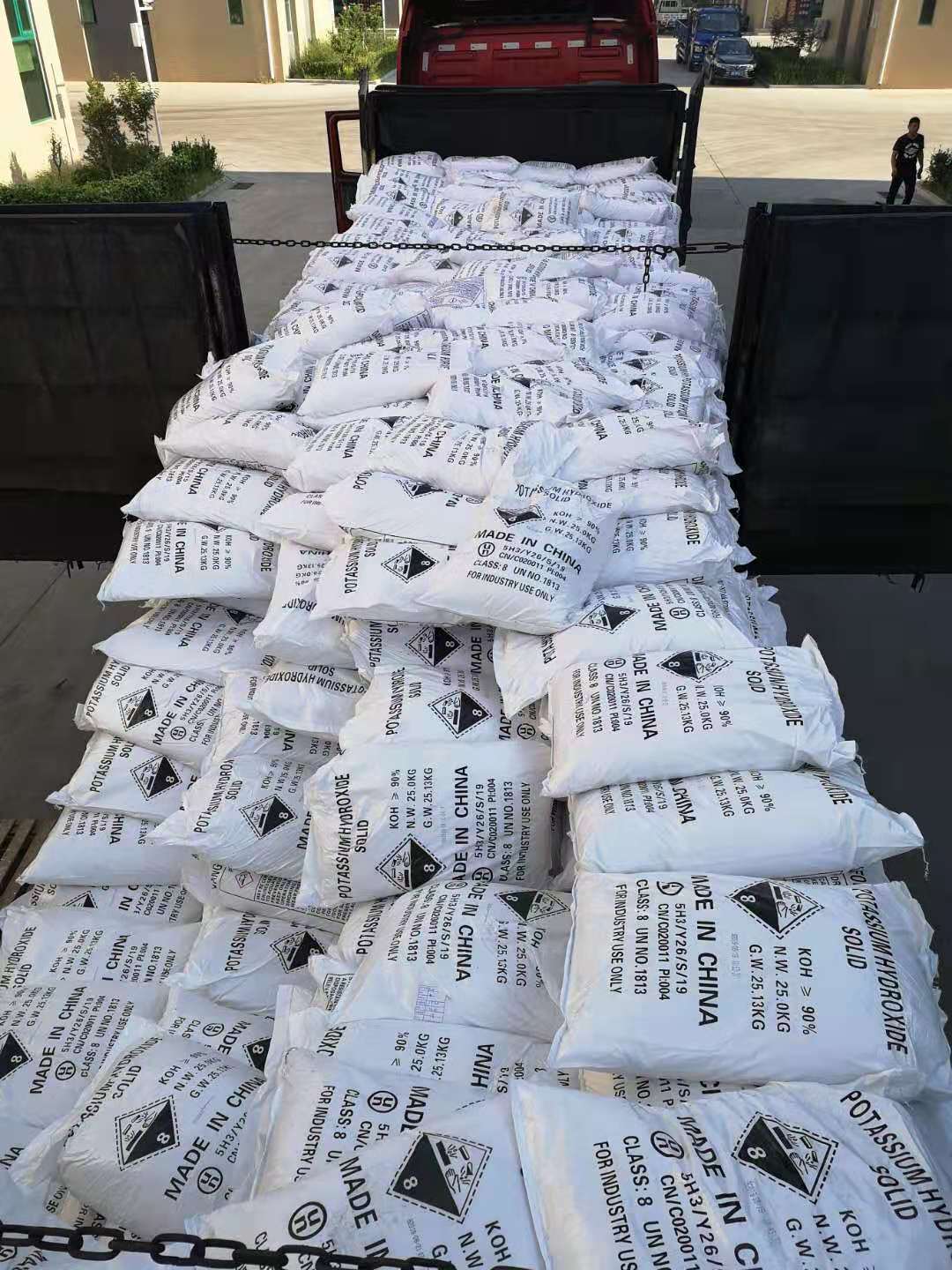 氫氧化鉀變成黑色的原因是什么？